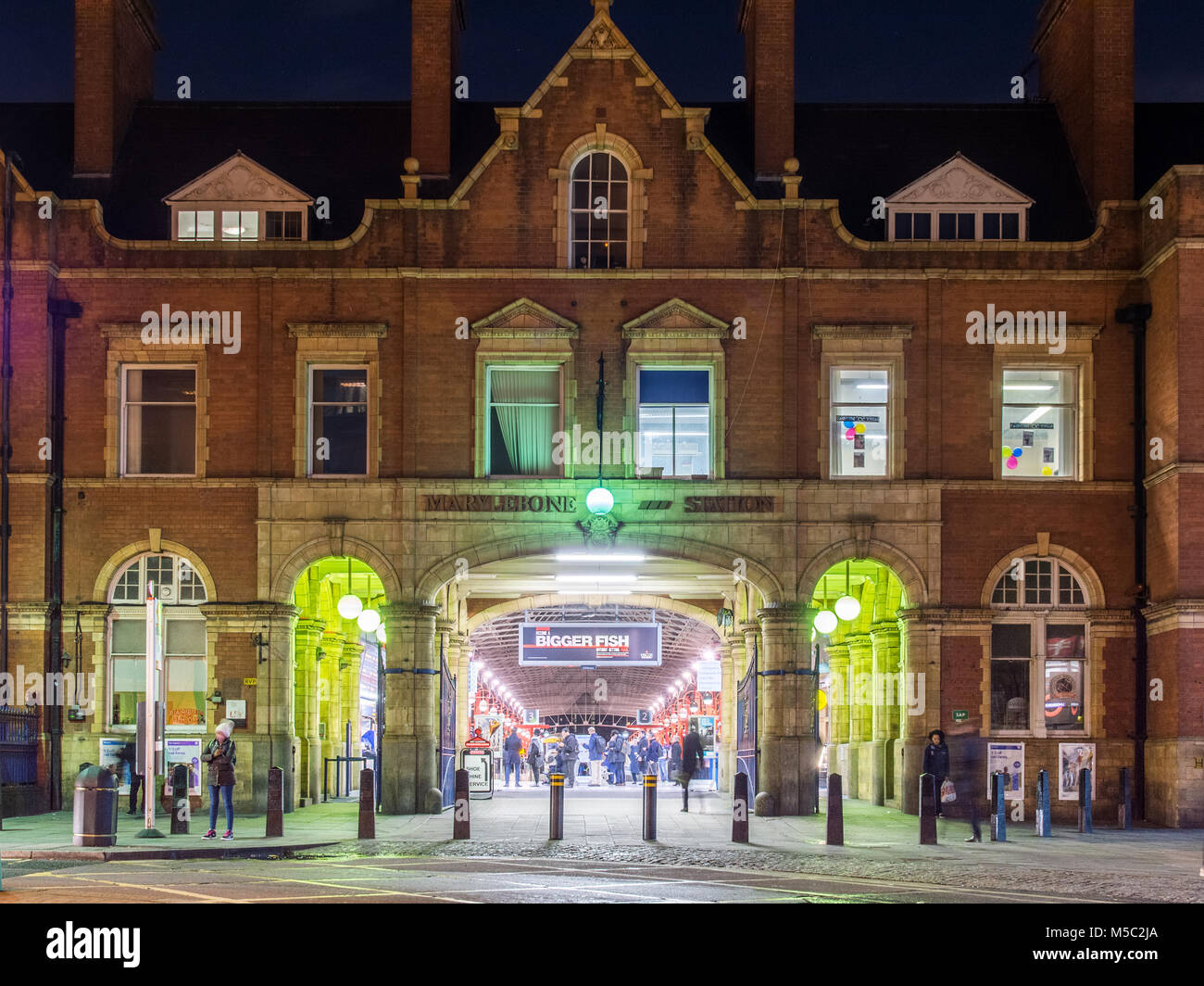 London, England, Regno Unito - 16 Gennaio 2018: pendolari passano attraverso il Chiltern Railways terminus a Londra alla Stazione di Marylebone a notte. Foto Stock