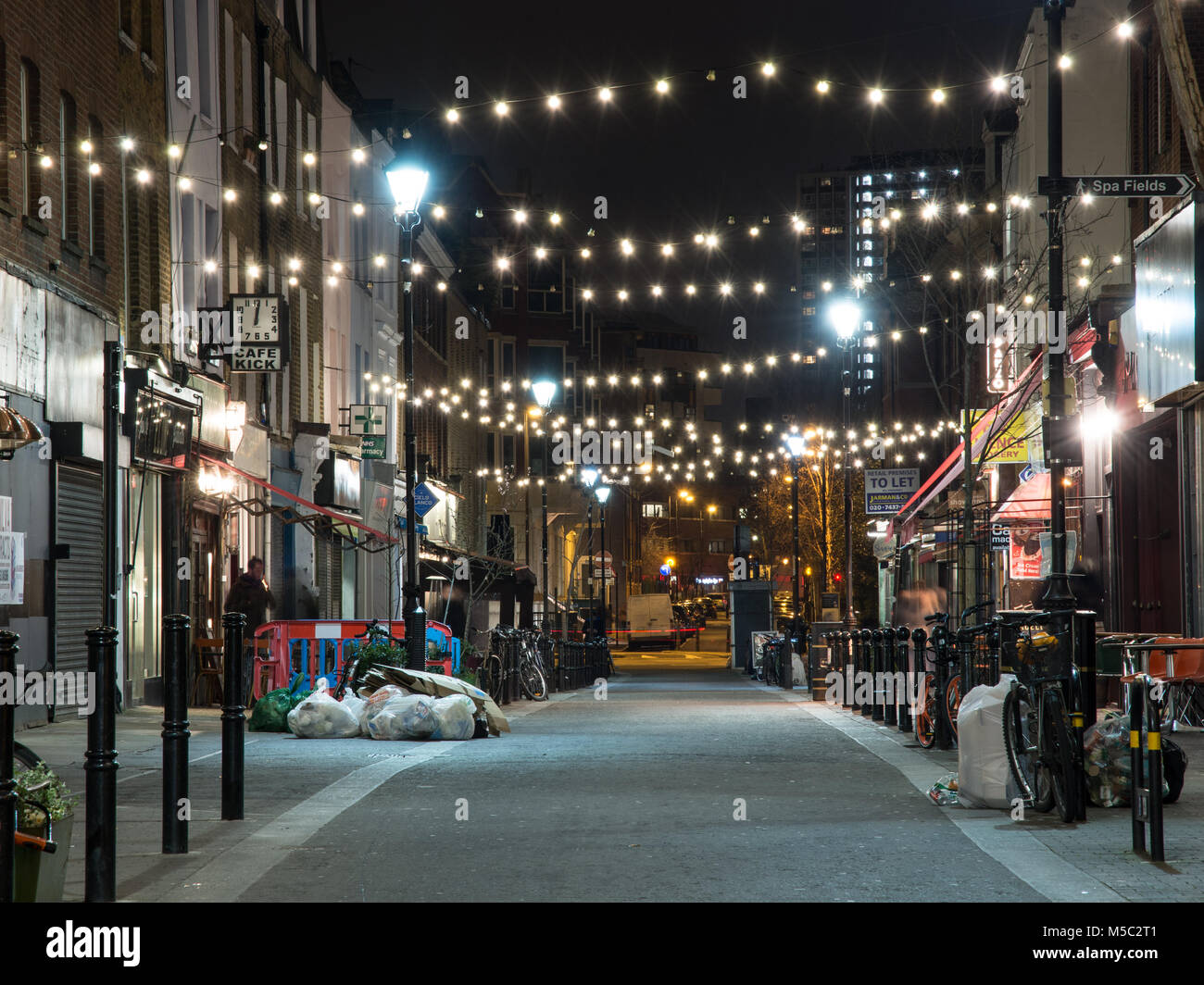 London, England, Regno Unito - 5 Febbraio 2018: stringhe di luci appendere sopra Exmouth Market, una strada pedonale dello shopping nel quartiere di Islington, Londra. Foto Stock