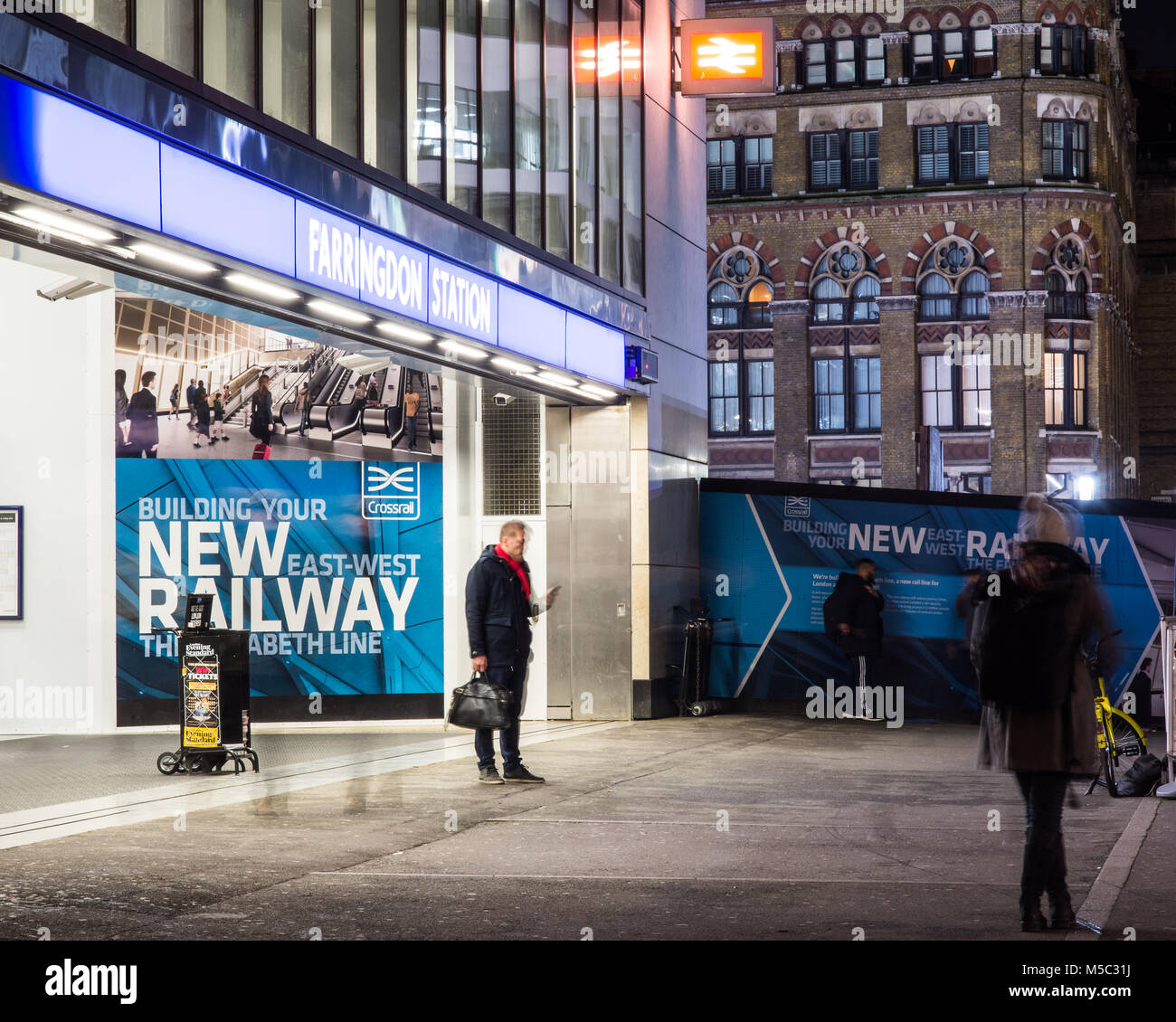 London, England, Regno Unito - 9 Febbraio 2018: pendolari a piedi passato l'ingresso alla stazione di Farringdon sulla metropolitana di Londra, Thameslink e Crossrail, a Foto Stock