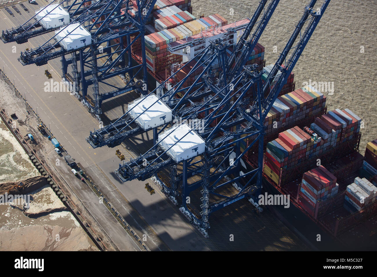 Una veduta aerea della gru di banchina del porto di Felixstowe, Suffolk, Regno Unito Foto Stock