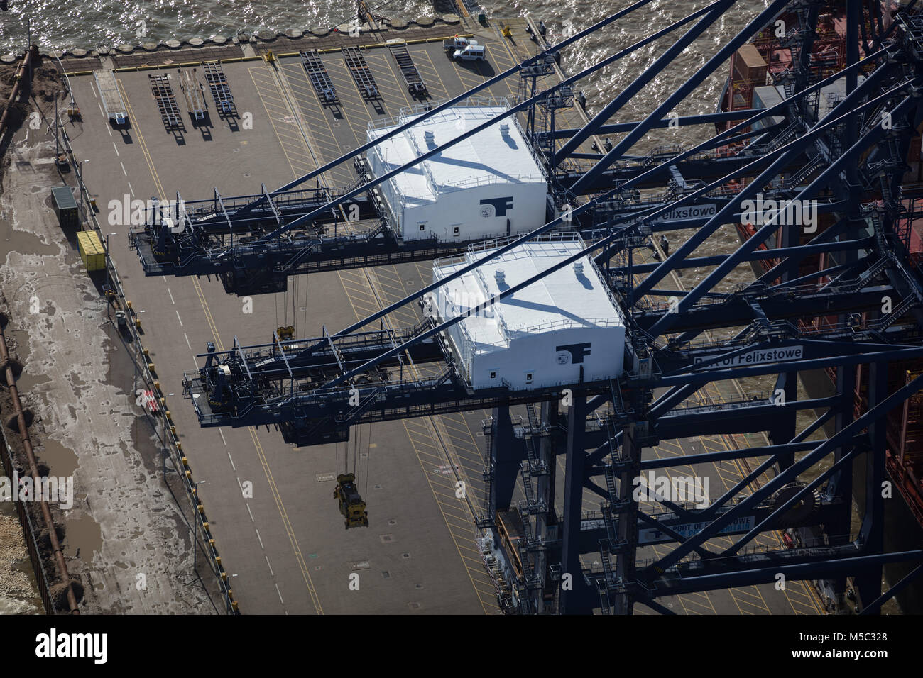 Una veduta aerea della gru di banchina del porto di Felixstowe, Suffolk, Regno Unito Foto Stock