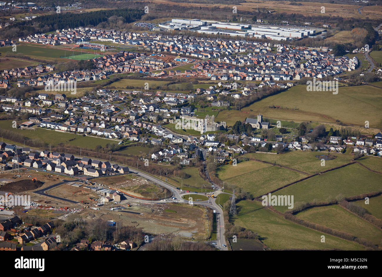Una veduta aerea della zona intorno al castello di Newcastle Bridgend, Galles del Sud Foto Stock
