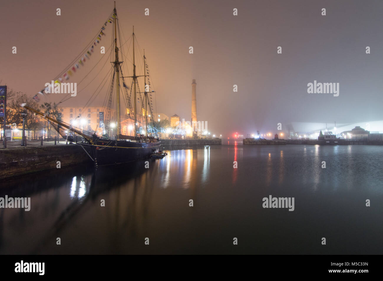 Liverpool, in Inghilterra, Regno Unito - 1 Novembre 2015: un tradizionale Tall Ship nel Dock di inscatolamento in Liverpool Docks. Foto Stock