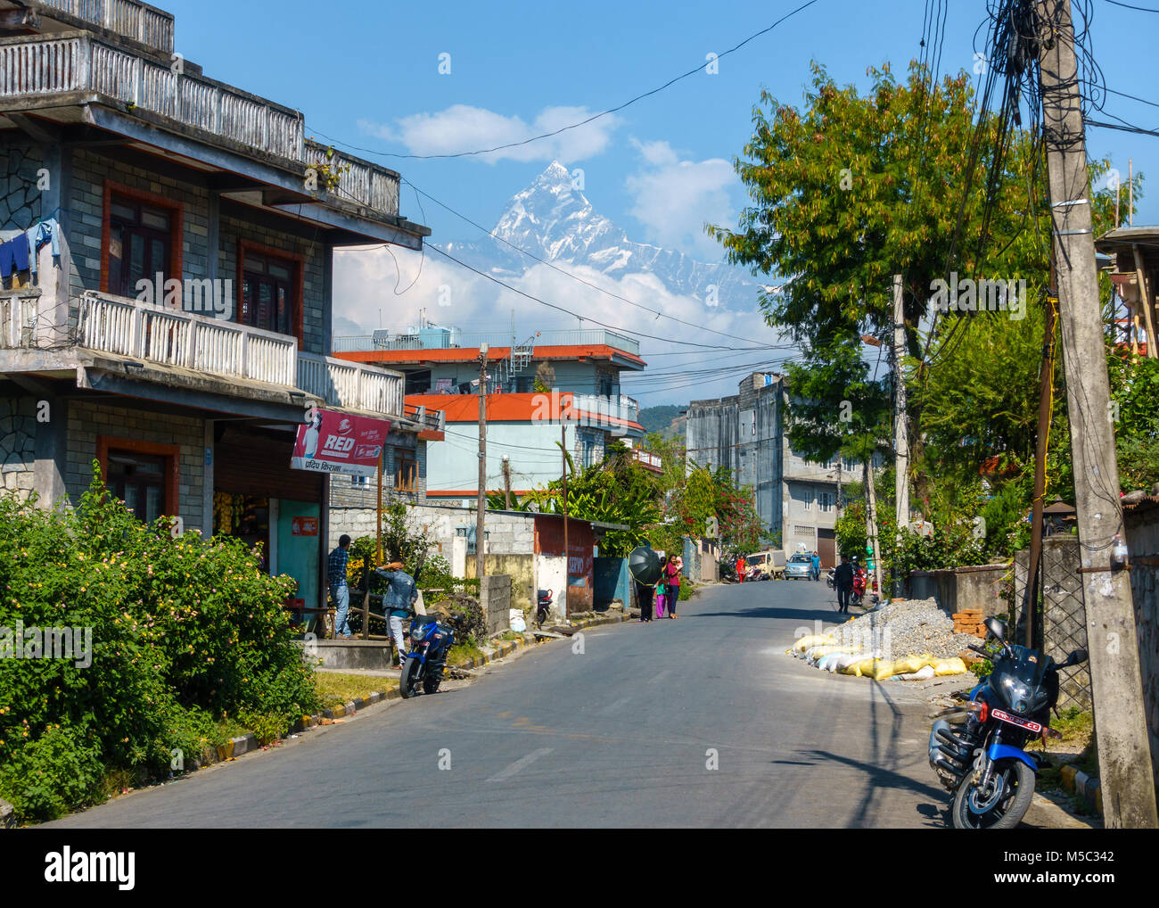 POKHARA, NEPAL - CIRCA NOVEMBRE 2017: una strada con il Machapuchare in background. Foto Stock