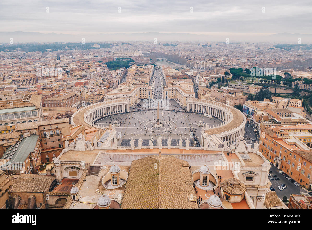 Roma dal di sopra, scatto panoramico dalla Basilica di San Pietro la cupola Foto Stock