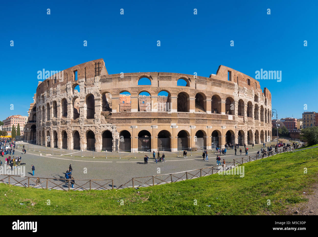 Il Colosseo di Roma (Colosseo) in Italia a Roma ampio panorama Foto Stock