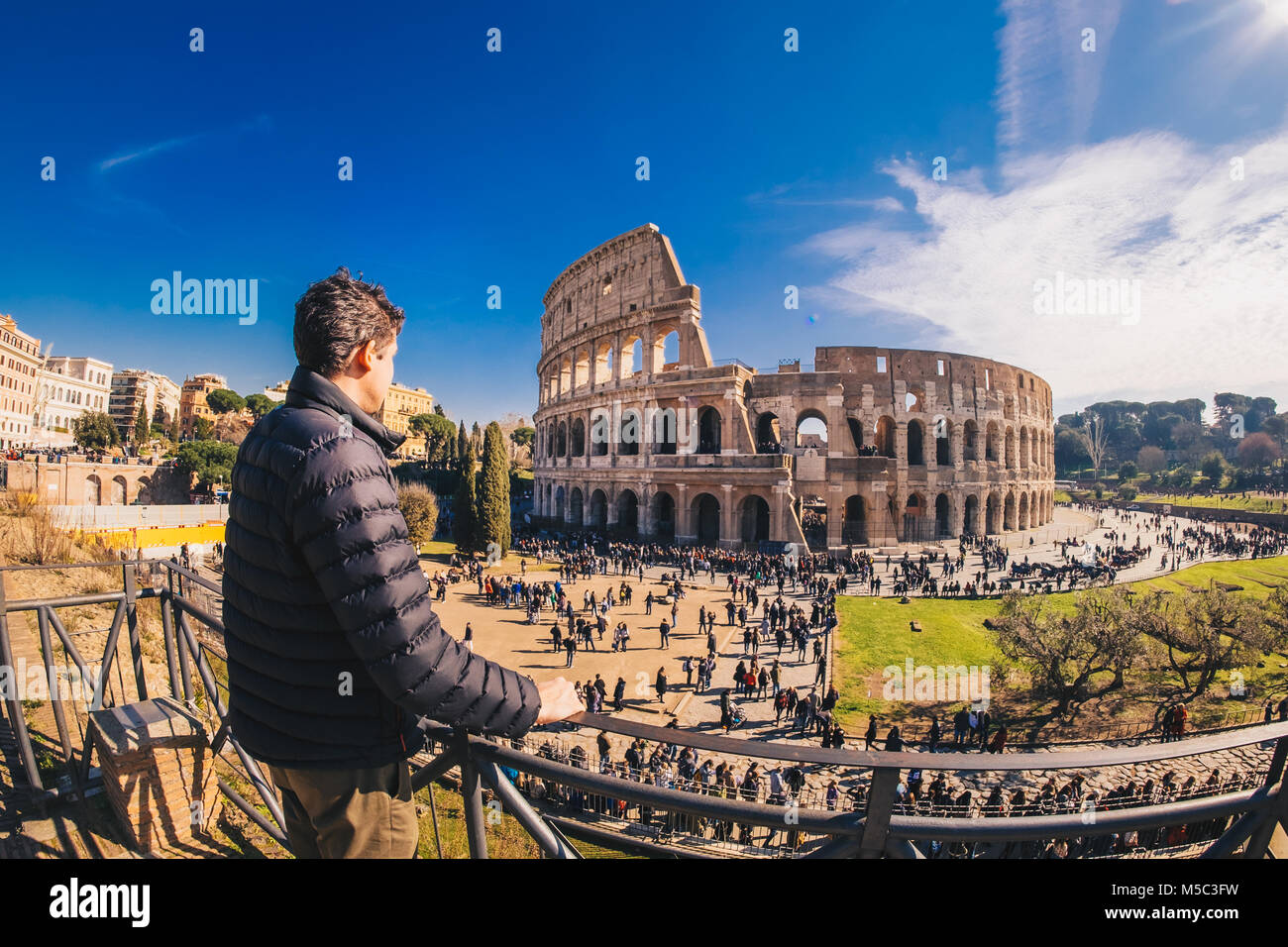 Maschio enjyoing turistica la vista al Colosseo a Roma, Italia Foto Stock