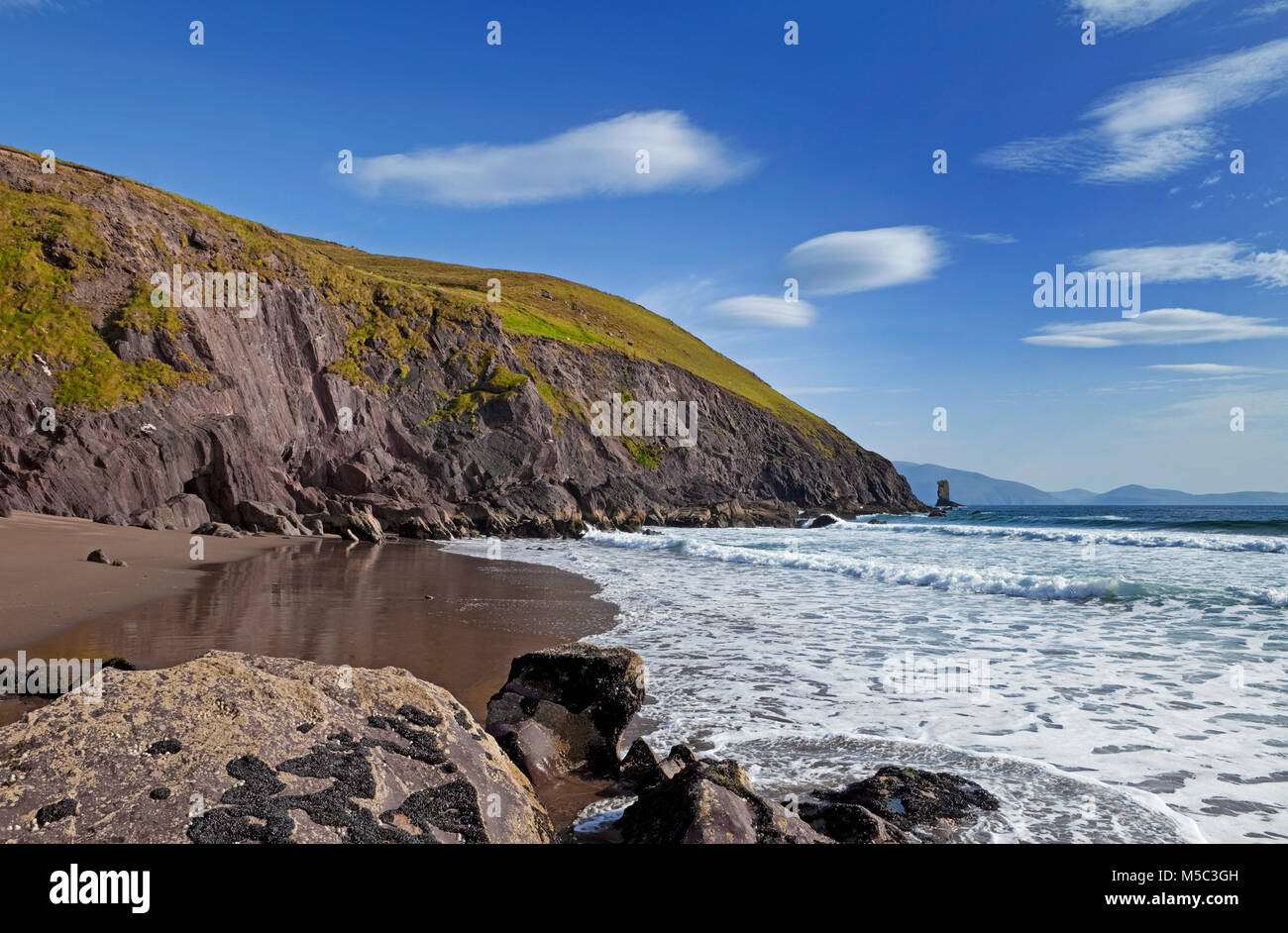 Surf in spiaggia a su Dun Cin Tire Beach, vicino alla città di Dingle, penisola di Dingle, nella contea di Kerry, Irlanda Foto Stock
