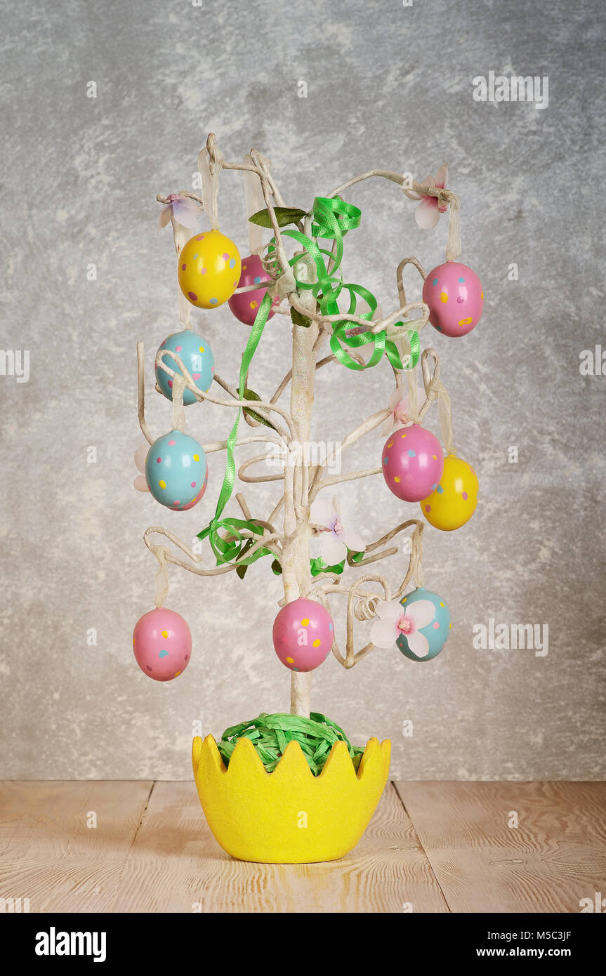 Albero di pasqua su sfondo astratto. uova Fiori dipinti, fatta a mano Foto Stock