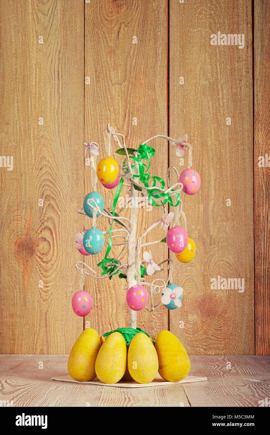 Albero di pasqua su sfondo astratto. uova Fiori dipinti, fatta a mano Foto Stock