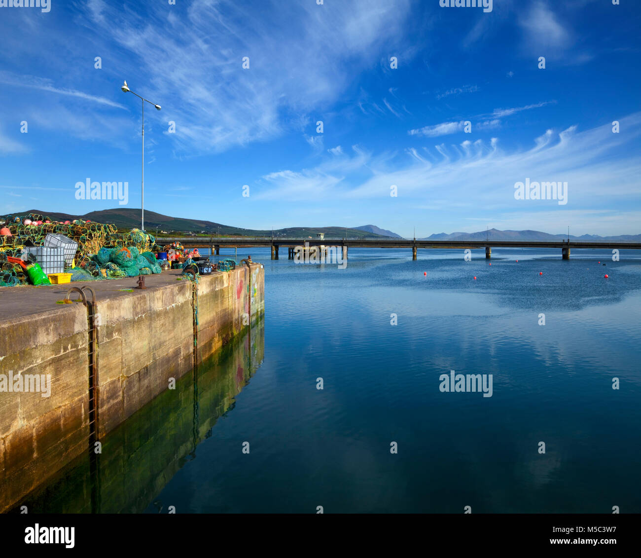 Ponte a Valentia Island e il porto di pesca a Portmagee sull'anello di Kerry, la Contea di Kerry, Irlanda Foto Stock