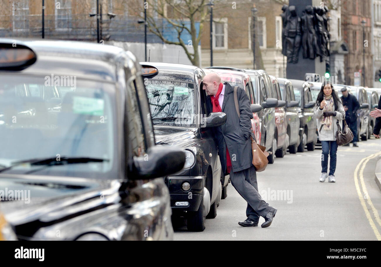Londra, Inghilterra, Regno Unito. Uomo che parla di un Black Cab Driver durante una manifestazione di protesta contro la Uber app Foto Stock