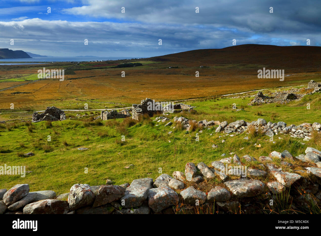 Il missionario insediamento - o il villaggio abbandonato sul lato della montagna Slievemore, Achill Island, nella contea di Mayo, Irlanda. Foto Stock