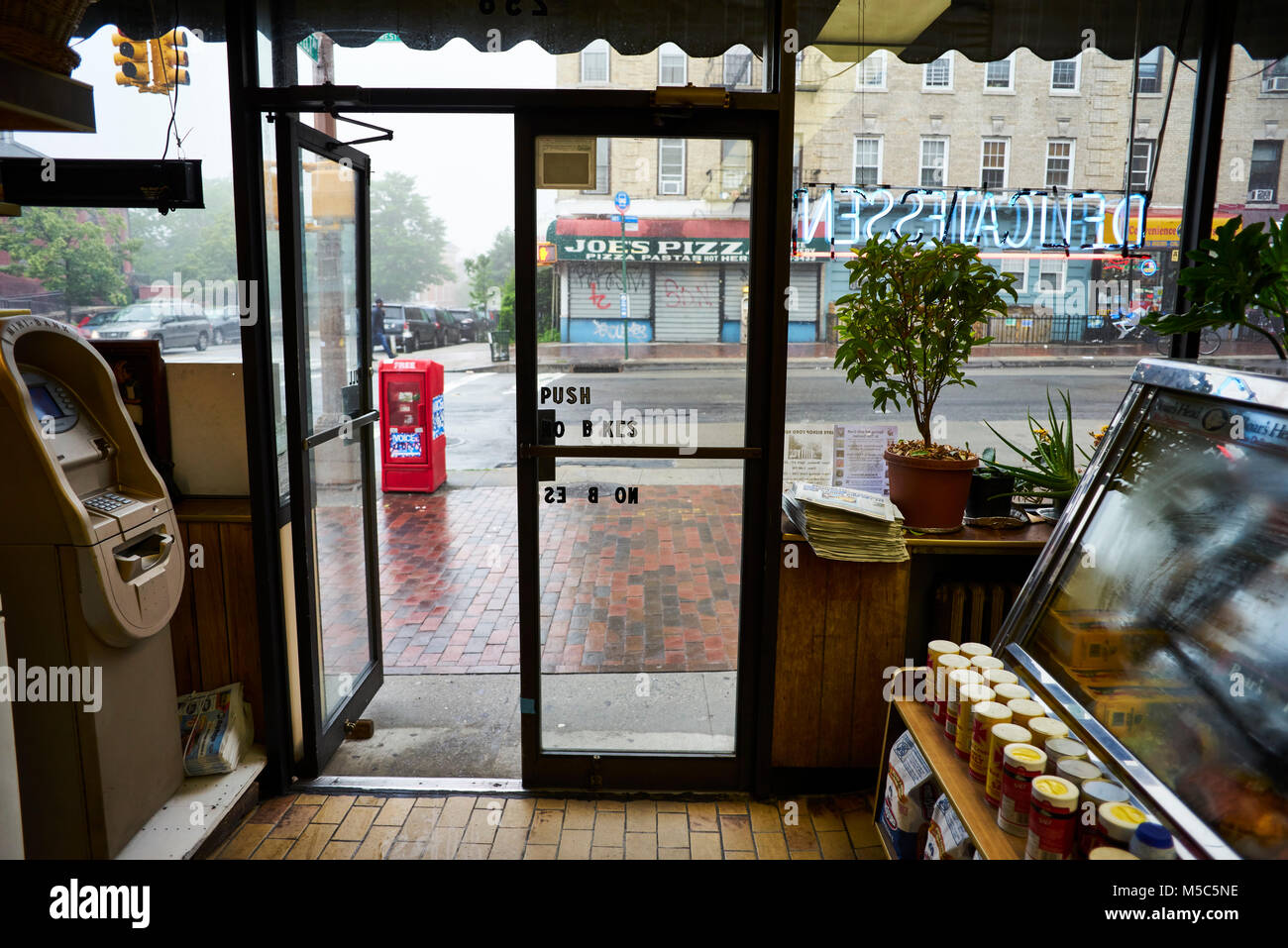 Delicatessen in corrispondenza della zona di spigolo di Prospect Park West e prospettiva Ave Foto Stock