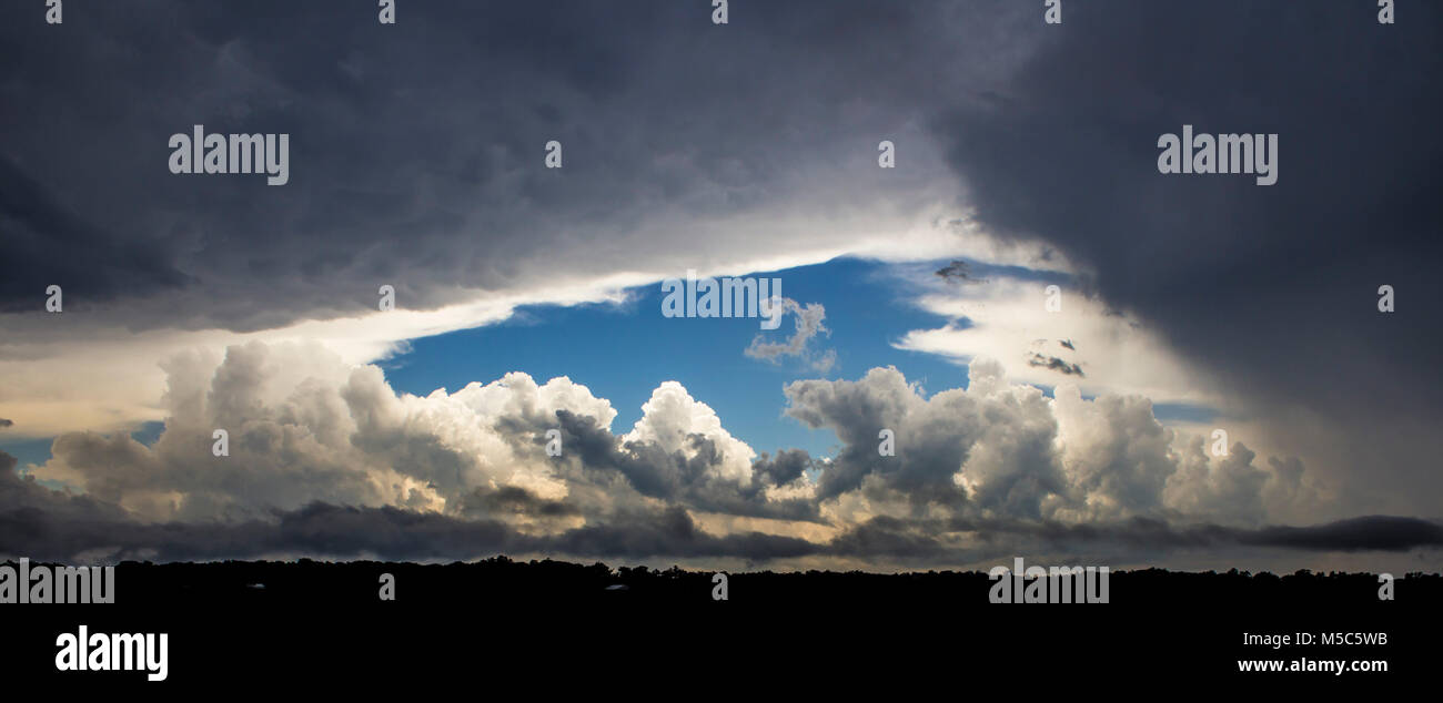 La speranza attraverso l'oscurità Foto Stock