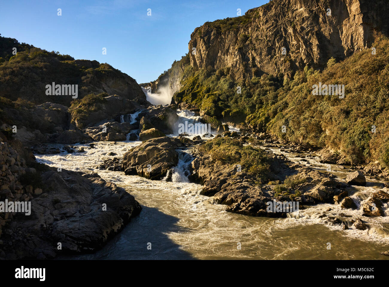 Il fiume che scorre attraverso le rocce in Cordillera Paine mountain range in Patagonia cilena. Foto Stock