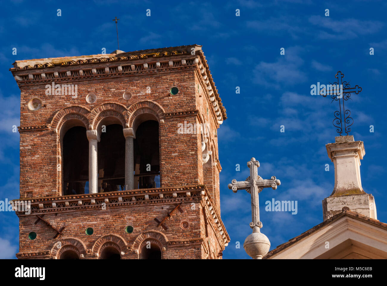Tre Croci su San Bartolomeo all'Isola antica chiesa medievale nel centro storico di Roma Foto Stock