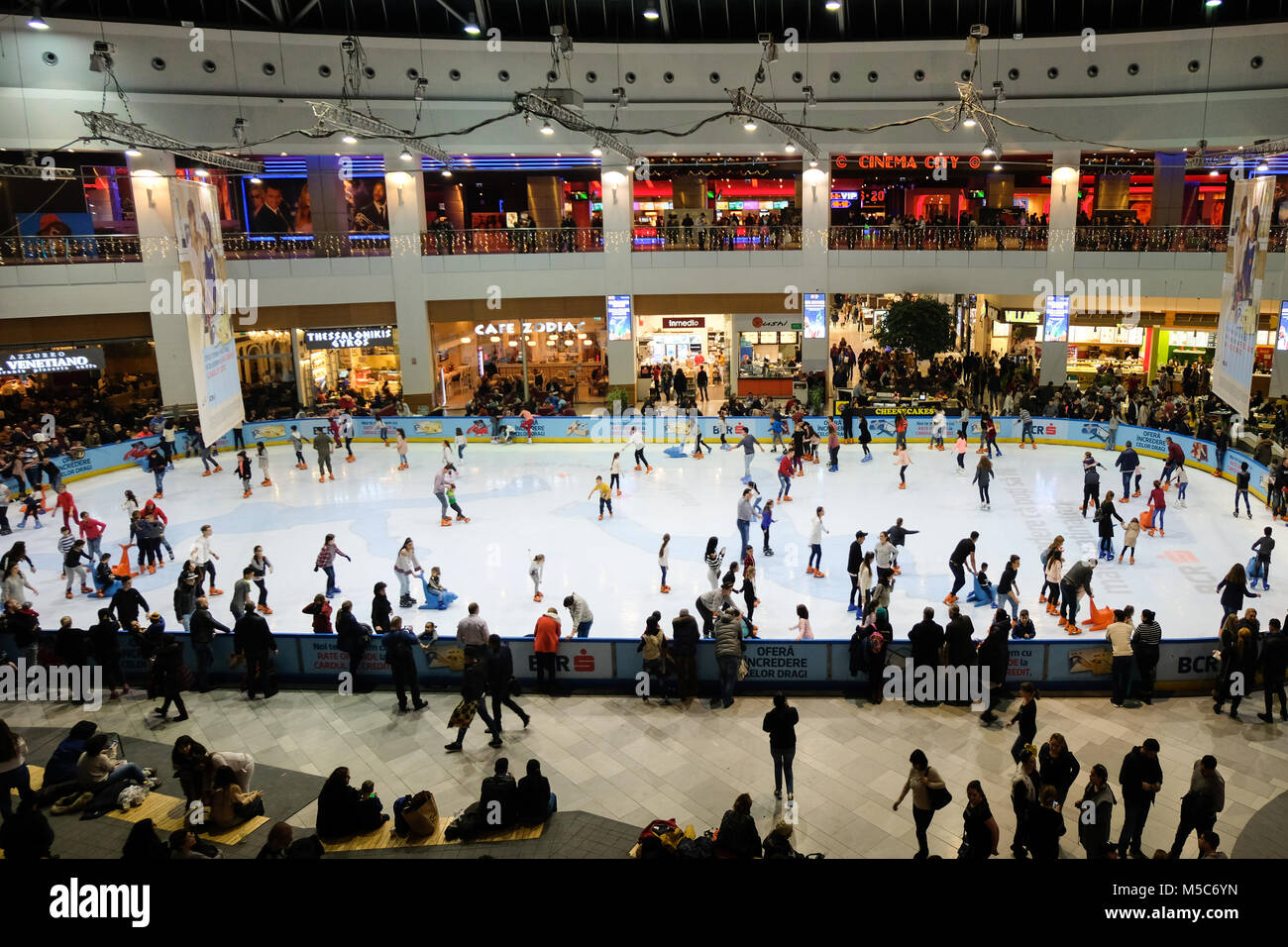 Bucarest, Romania - 22 dicembre 2017: Anello di pattinaggio riempito con le persone, all'interno di AFI Palace Cotroceni Mall. Bucarest, Dcember 22 2017 Foto Stock