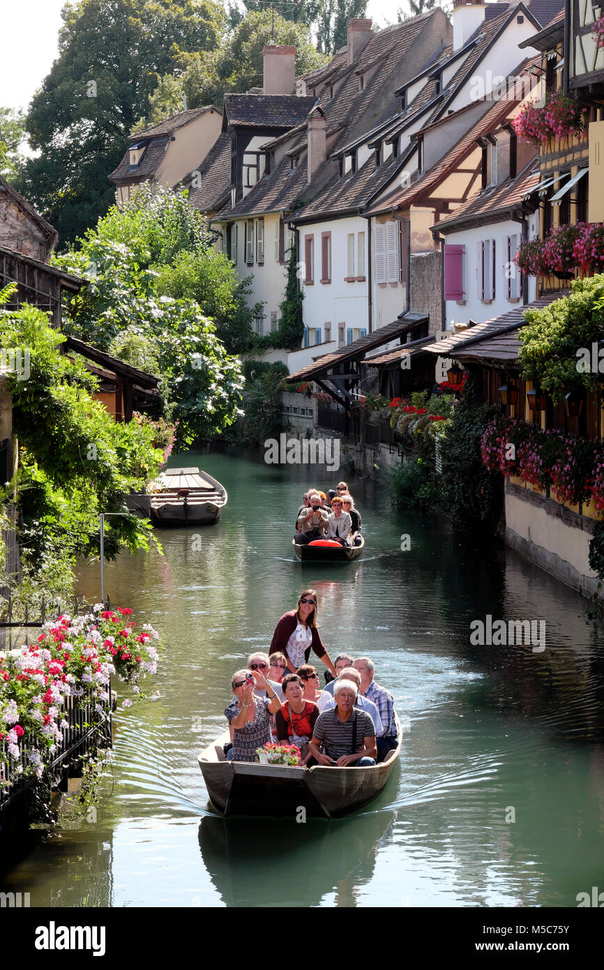 I turisti in barca sul fiume sul viaggio turistico, Petite Venise / Little Venice, Colmar, Alsazia, Francia Foto Stock