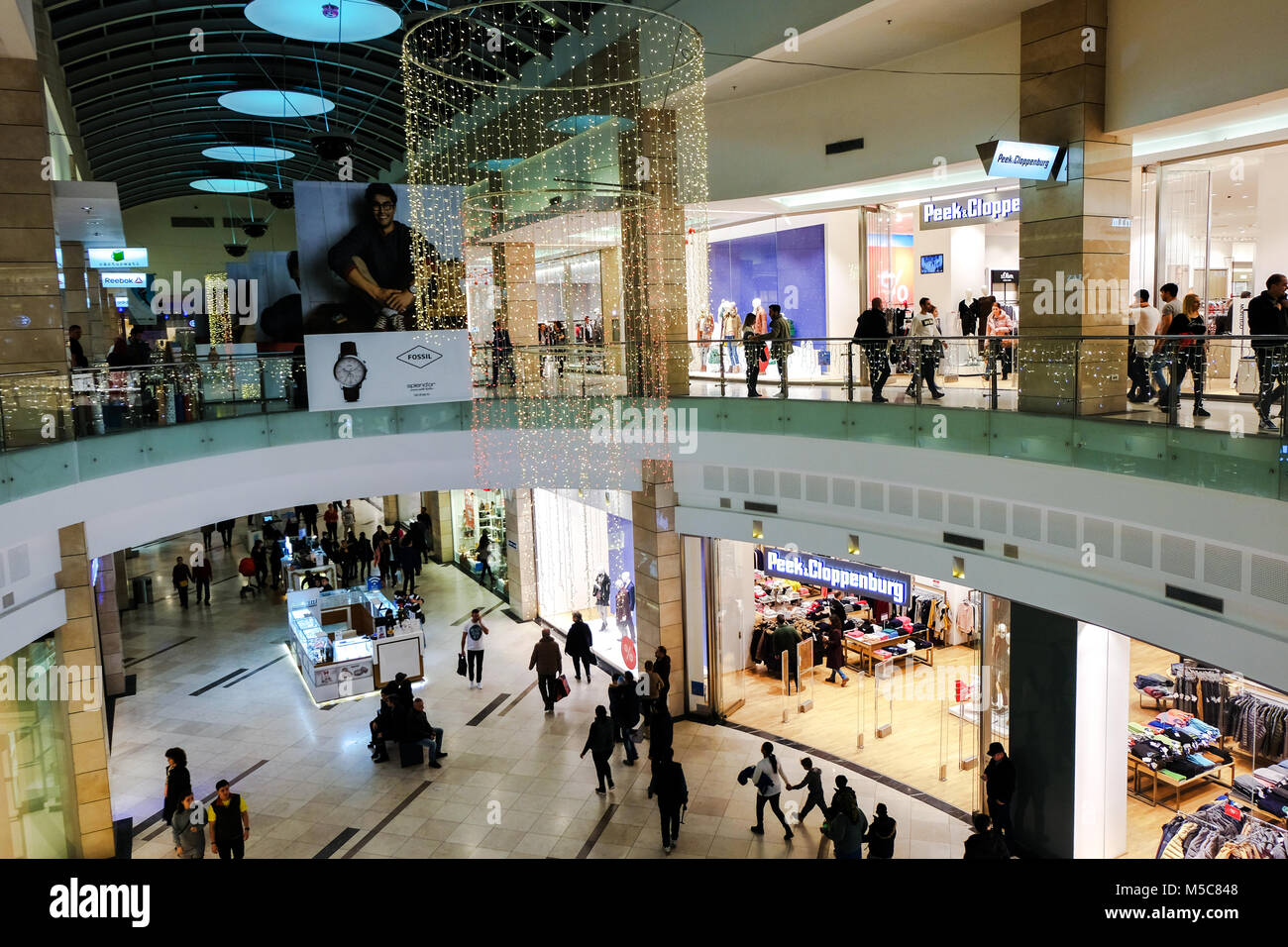 Bucarest, Romania - 26 dicembre 2017: Peek Cloppenburg store in AFI Cotroceni Shopping Mall. Catena internazionale della moda grandi magazzini headqua Foto Stock