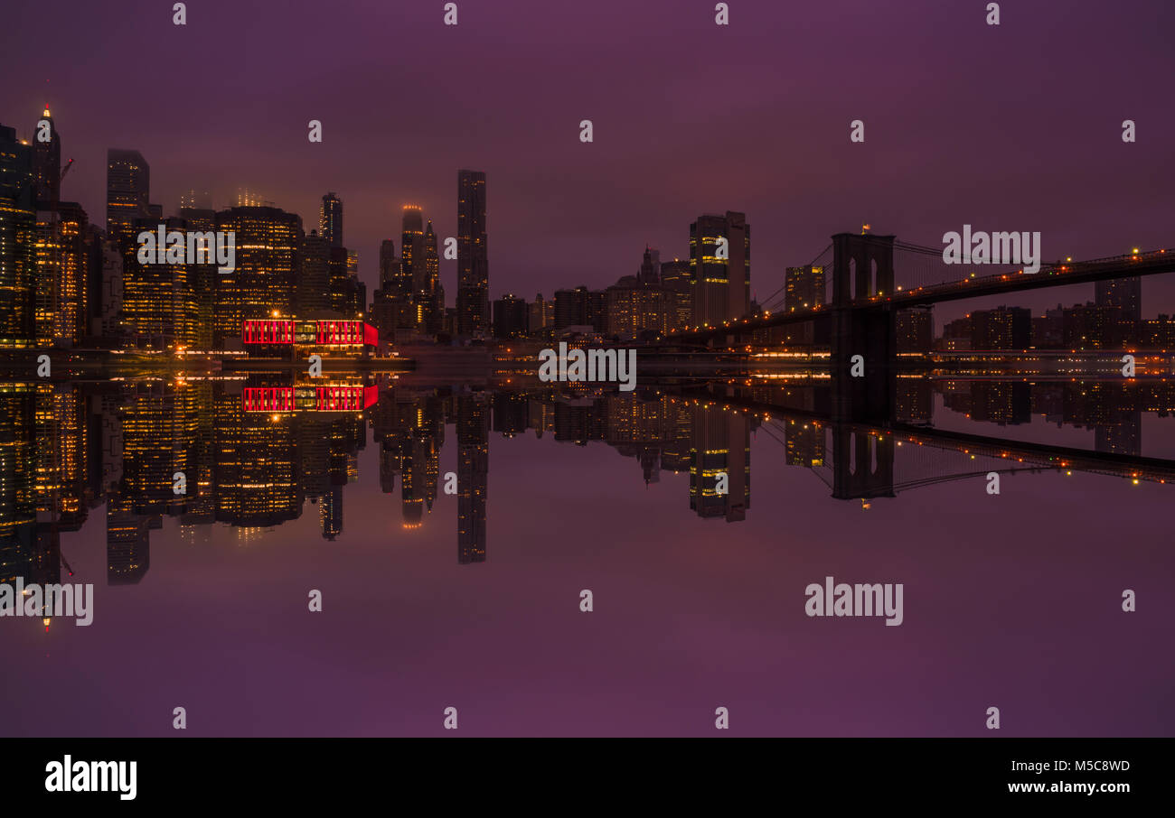 Bellissima vista della città di New York skyline di Manhattan e Brooklyn Bridge sul moody mattina Foto Stock