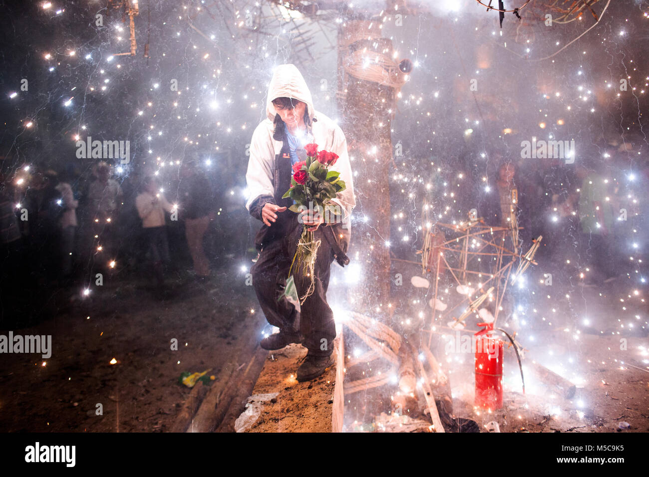 Persone corrono attraverso fuochi d'artificio durante la caduta fiesta in Cheran, Michoacan, Messico domenica 5 ottobre 2014. La città di Cheran detiene due feste annuali per celebrare la loro cultura e le loro credenze religiose. In aprile 2011, dopo anni di estorsione dal locale i cartelli e il compiacimento del Governo locale e di polizia, il popolo di Cheran recuperato il loro paese e la loro terra. Il Pueblo (tradotto come persone o comunità) di fronte al cartello, rimosso il governo da ufficio e ha creato la propria forza di polizia a guardia della città. Foto Stock