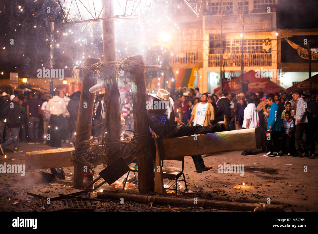 Persone corrono attraverso fuochi d'artificio durante la caduta fiesta in Cheran, Michoacan, Messico venerdì, 19 ottobre 2012. La città di Cheran detiene due feste annuali per celebrare la loro cultura e le loro credenze religiose. In aprile 2011, dopo anni di estorsione dal locale i cartelli e il compiacimento del Governo locale e di polizia, il popolo di Cheran recuperato il loro paese e la loro terra. Il Pueblo (tradotto come persone o comunità) di fronte al cartello, rimosso il governo da ufficio e ha creato la propria forza di polizia a guardia della città. Foto Stock