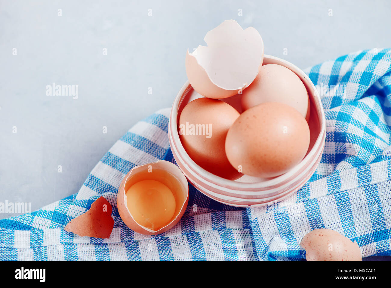 Rosolare le uova in un recipiente di ceramica di close-up. Pasqua cocnept cottura. Elevato La chiave dello sfondo con copia spazio. Foto Stock