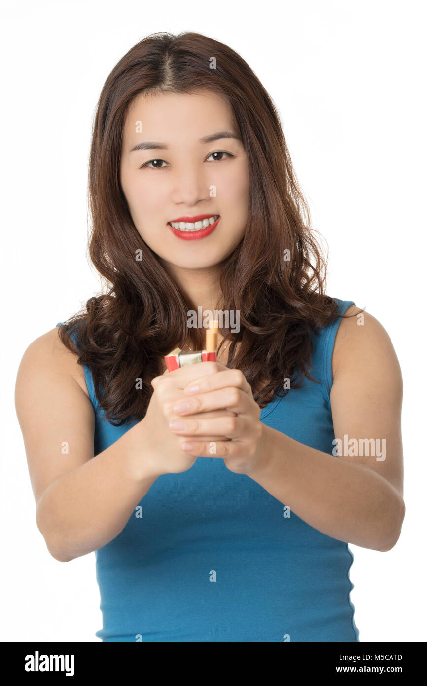 Bella donna asiatica smilying mentre smettere di fumare isolato su uno sfondo bianco Foto Stock