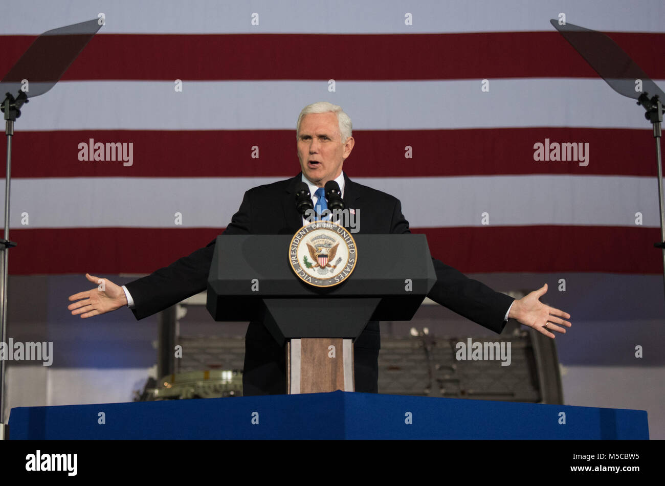 Mike Pence, Vice Presidente degli Stati Uniti d'America, offre le osservazioni di apertura per il kick off del 2° Nazionale spazio riunione del Consiglio presso la John F. Kennedy Space Center Space Shuttle Processing Facility, Florida, Feb 21, 2018. Il Consiglio si è riunito per discutere e ascoltare le testimonianze circa l importanza di spazio DEGLI STATI UNITI enterprise. (DoD Foto di U.S. Army Sgt. James K. McCann) Foto Stock