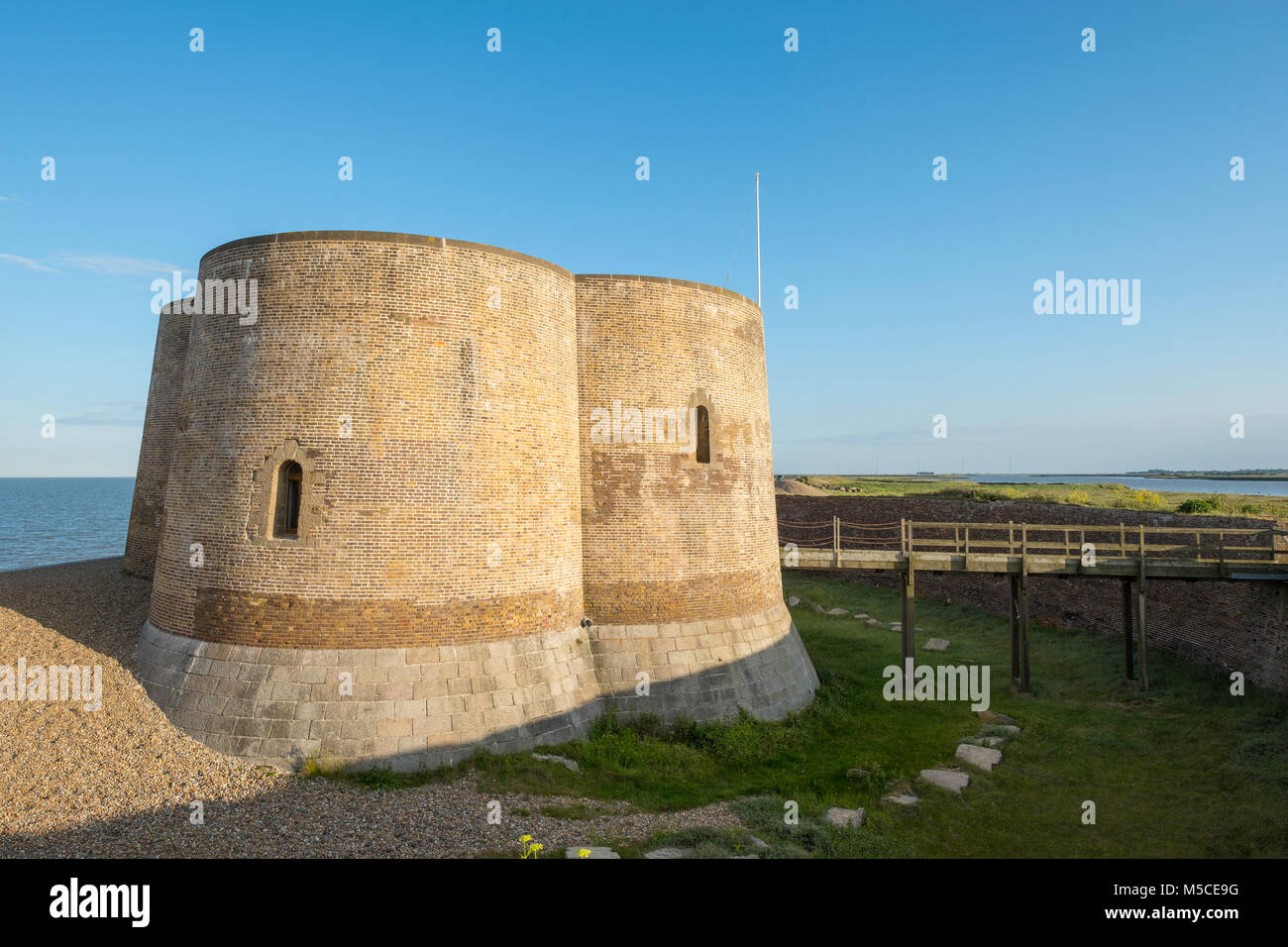 Costruito per tenere fuori Napoleone, la forma quatrefoil Aldeburgh Martello Tower sorge ai piedi della Orford Ness penisola, Foto Stock