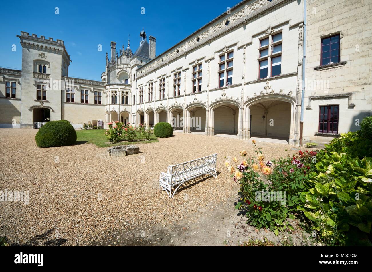 Cortile del Castello Breze, Valle della Loira, in Francia. Costruita tra l'XI e il XIX secolo e ospita uno straordinario complesso sotterraneo, un castello in Foto Stock