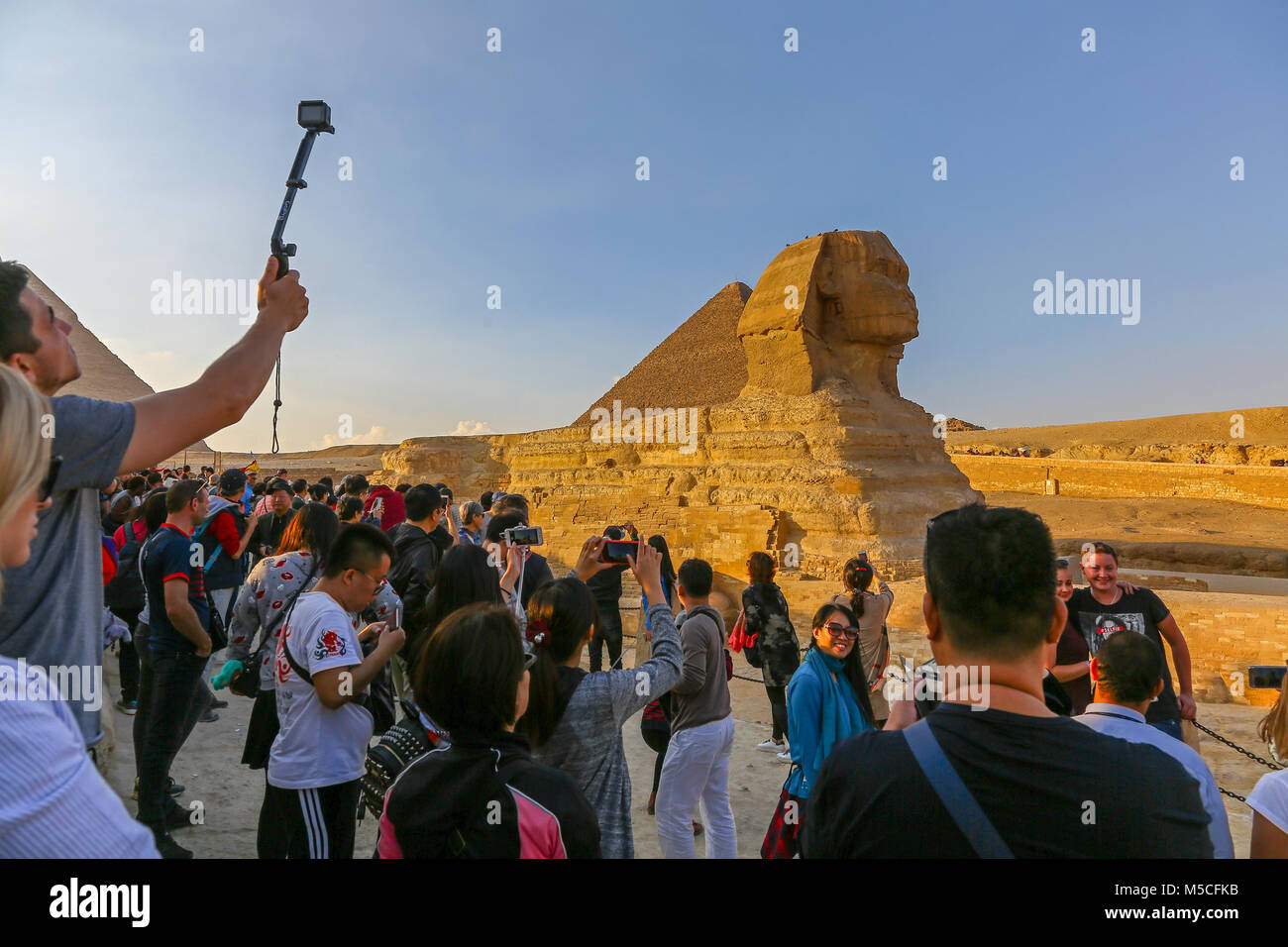 Un sacco di turisti prendendo fotografie selfie presso la Grande Sfinge di Giza, altopiano di Giza, Cairo, Egitto, Nord Africa Foto Stock