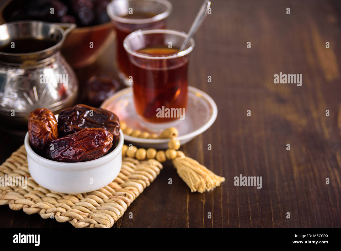 Data frutta fresca e tè per iftar. I grani di preghiera. Spazio di copia Foto Stock