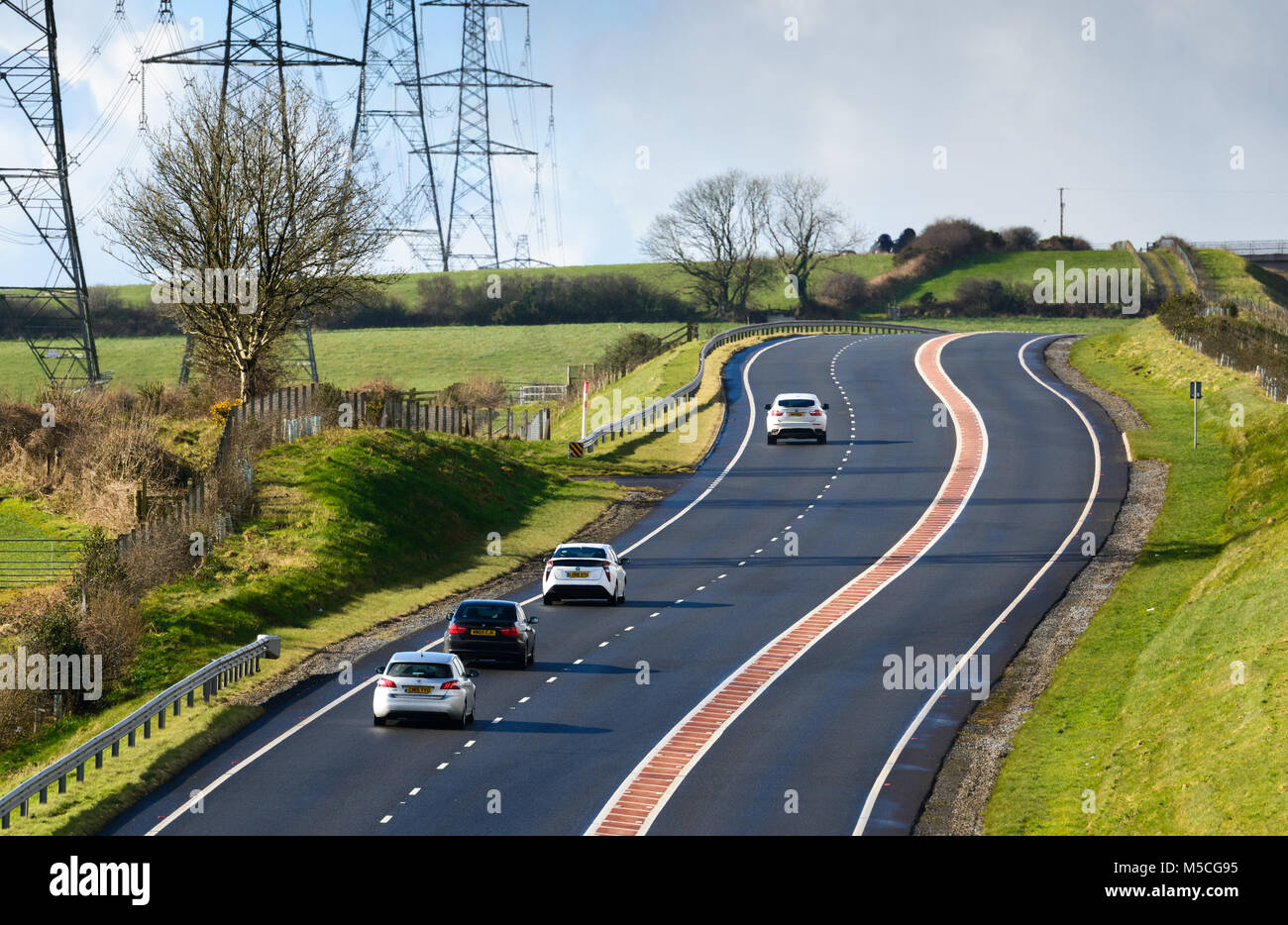 Nuova sezione stradale di un477 per bypassare i villaggi di Llanddowror e rose rosse (8.7km lungo) Pembrokeshire. Vista in salita in direzione di rose rosse. Foto Stock