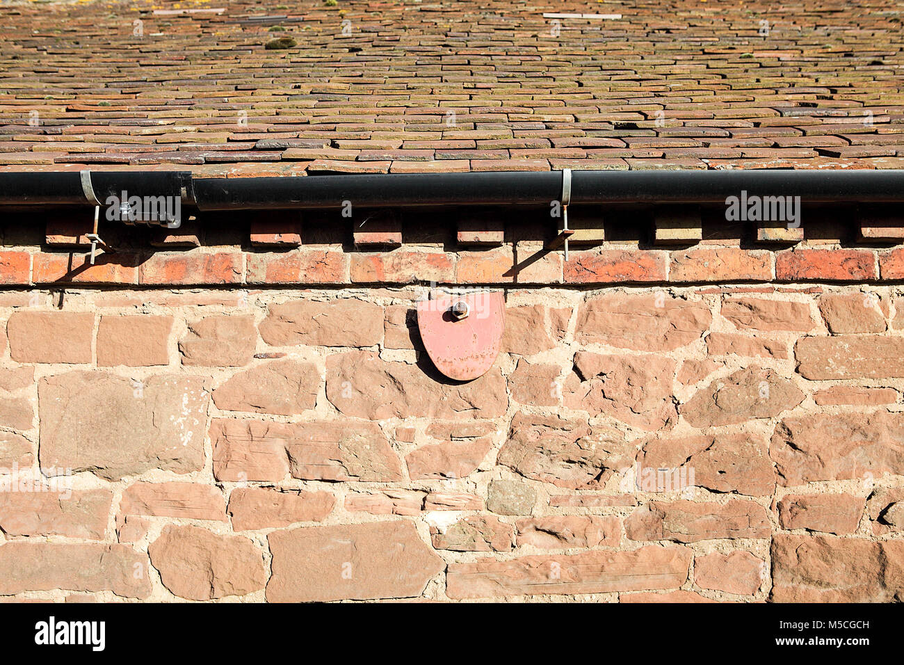 Una delle (40) immagini in questo set relativi alla tessitura, pattern, pietra arenaria rossa e prodotti naturali necessari per la creazione di strutture. Tetto di tegole e pietra arenaria rossa. Foto Stock