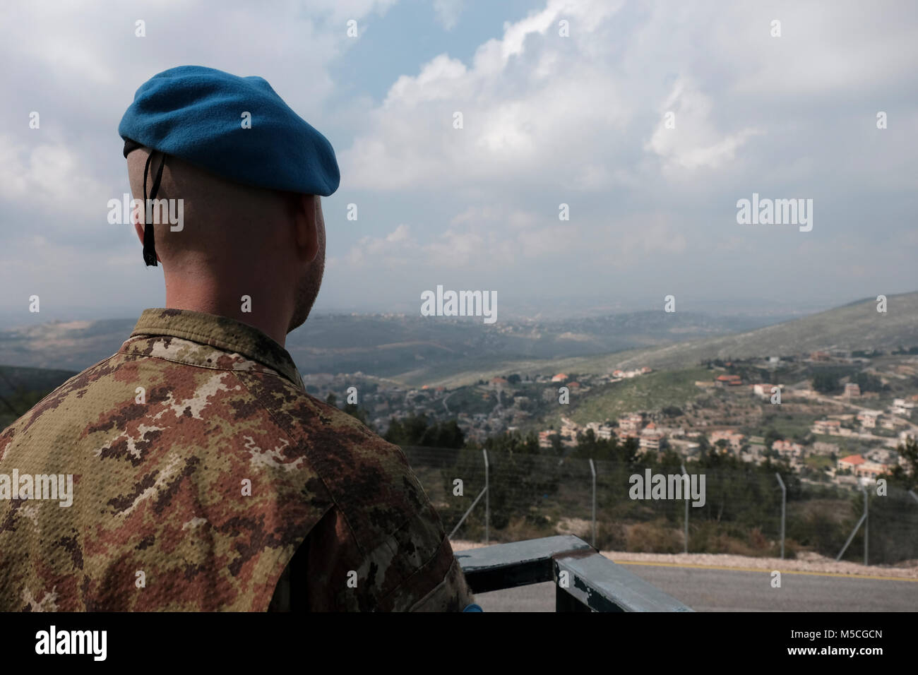 UNIFIL peacekeeper ammirate il villaggio libanese di Adaisseh o al-Adisa da un punto di osservazione in Misgav Am un kibbutz situato vicino al confine con il Libano nella Galilea superiore nel nord di Israele Foto Stock