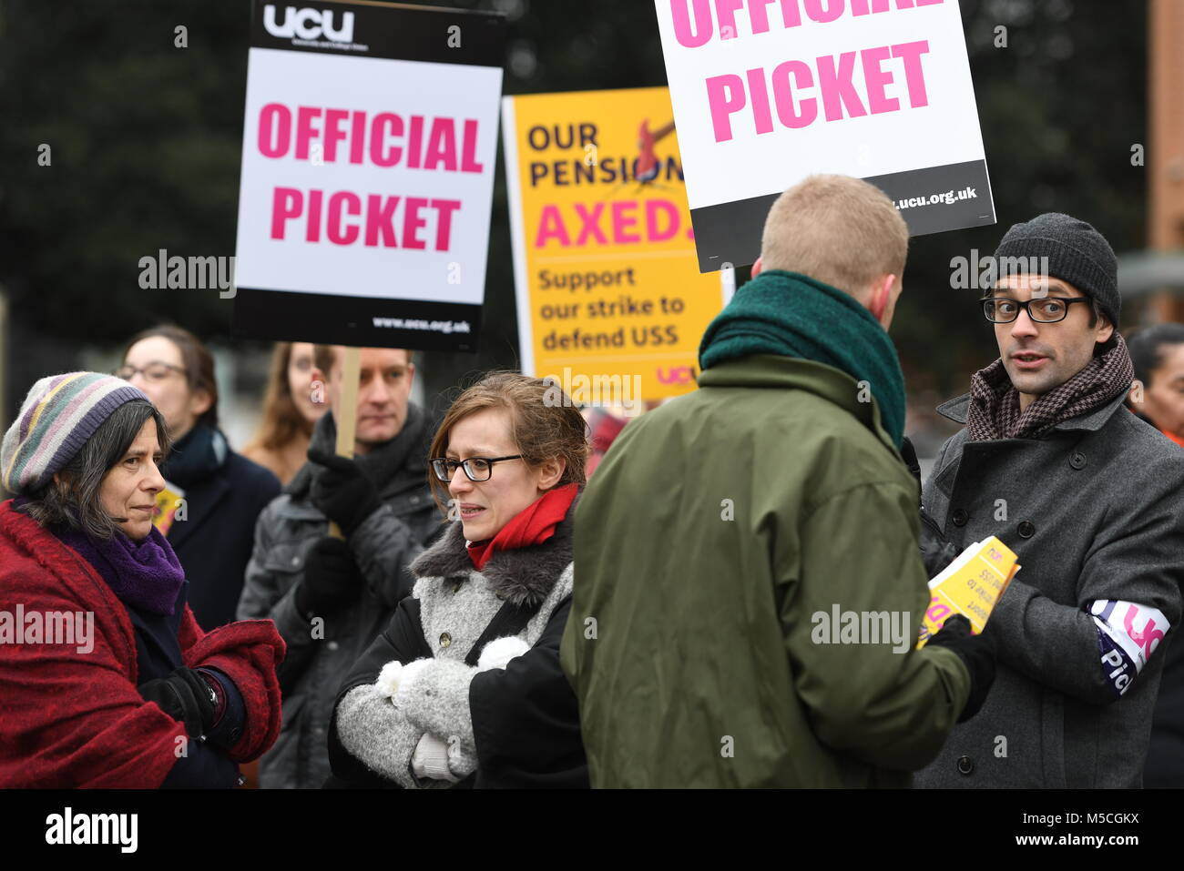 Università di lavoratori e studenti tenere cartelloni al di fuori dell'Università di Cambridge Sidgwick Site come università lavoratori iniziano un mese di walkouts nell'ultima fase di un'aspra disputa sulle pensioni. Foto Stock