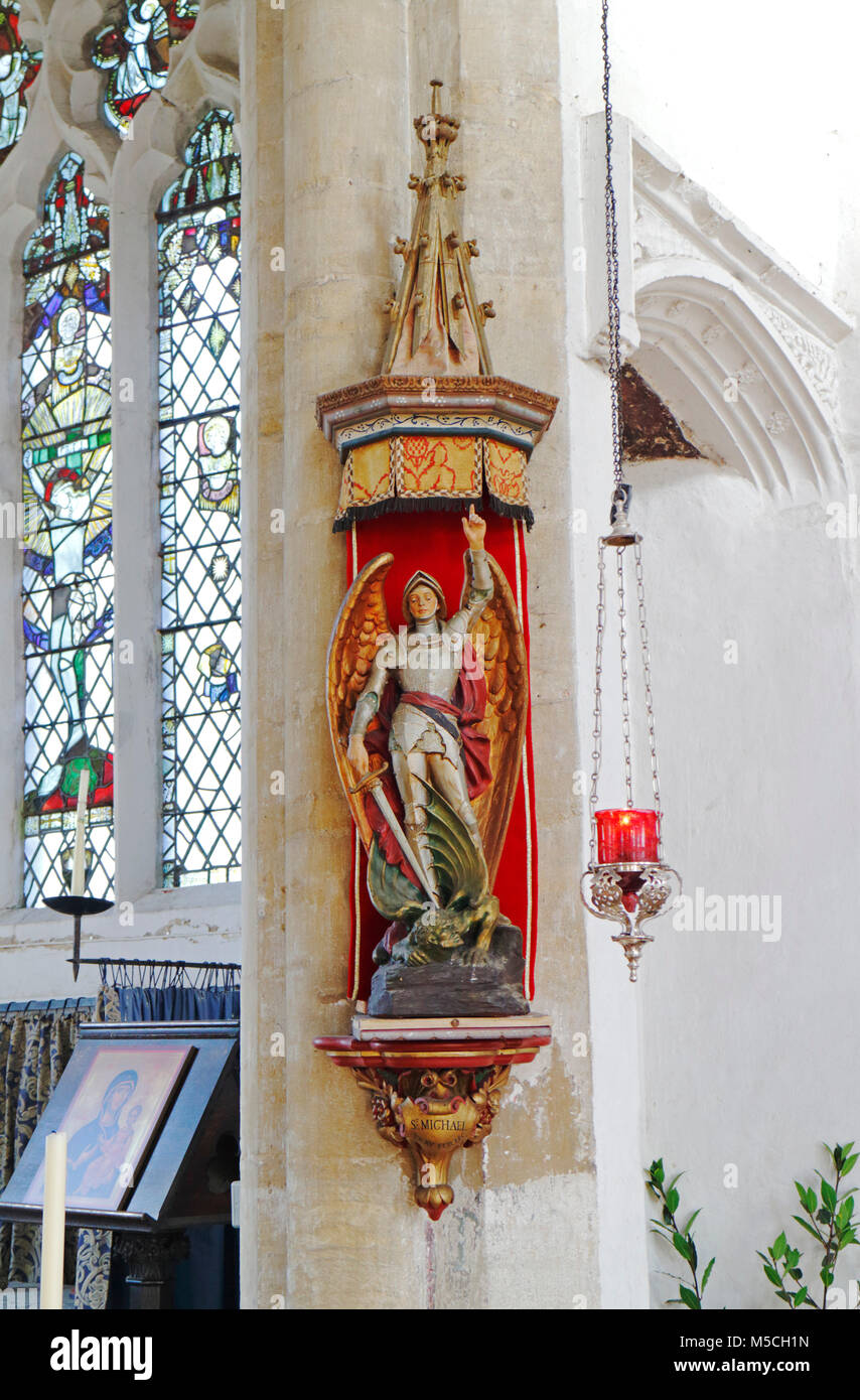 Una vista di una effigie di San Michele Arcangelo nella chiesa di Nostra Signora di St Mary a sud Creake, Norfolk, Inghilterra, Regno Unito, Europa. Foto Stock