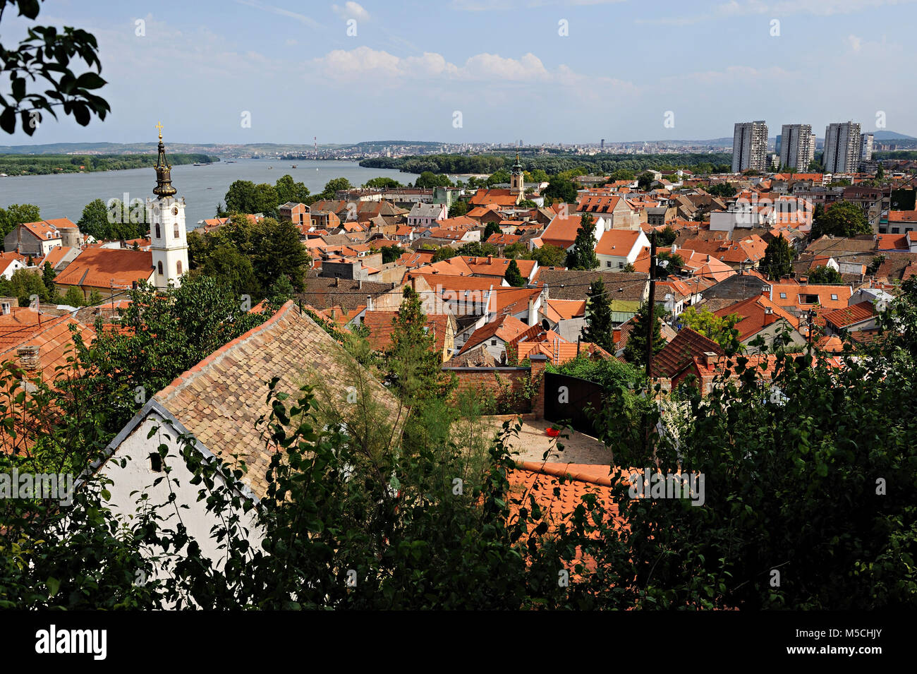 Vista sui tetti della capitale serba di Belgrado la città e il fiume del Danubio da parte della cittã chiamato Zemun Foto Stock