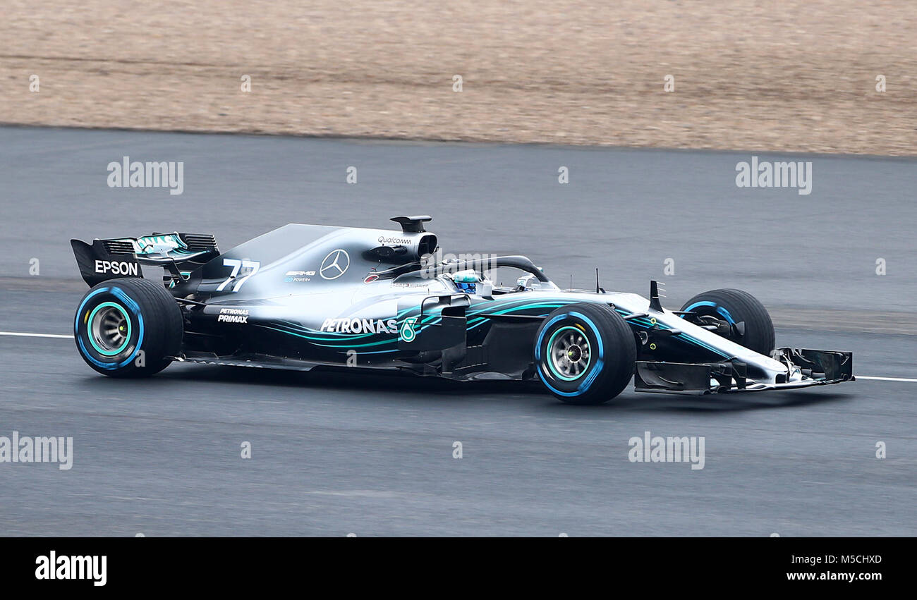 Driver Mercedes Valtteri Bottas sulla via durante la Mercedes-AMG F1 2018 Lancio auto a Silverstone, Towcester. Foto Stock