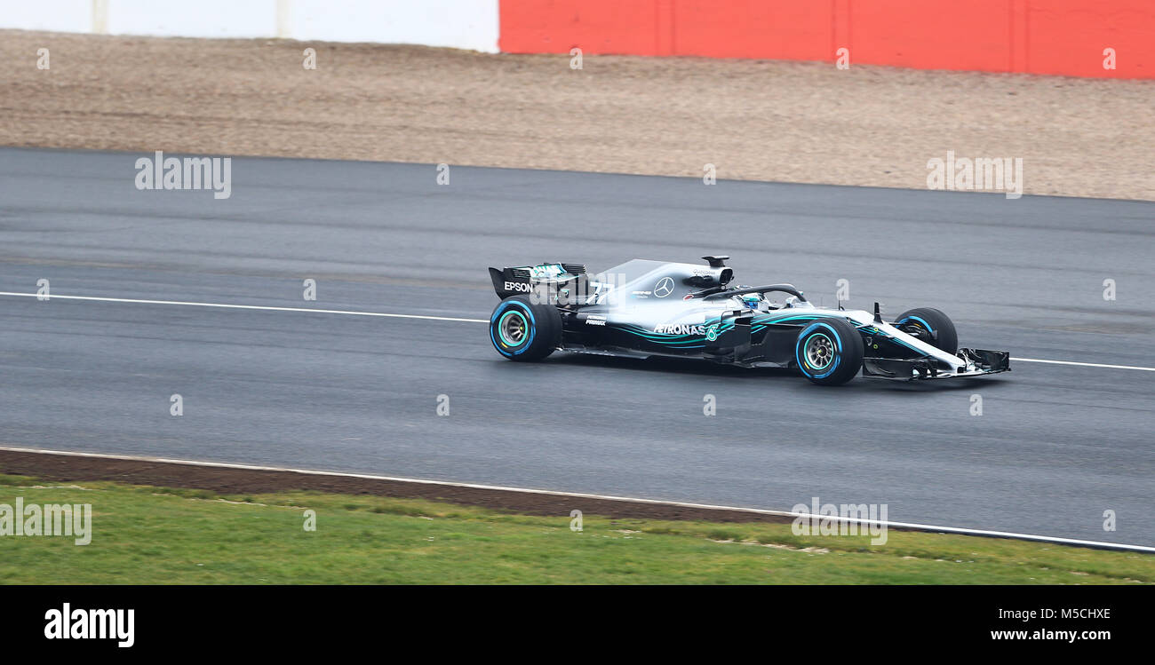 Driver Mercedes Valtteri Bottas sulla via durante la Mercedes-AMG F1 2018 Lancio auto a Silverstone, Towcester. Foto Stock