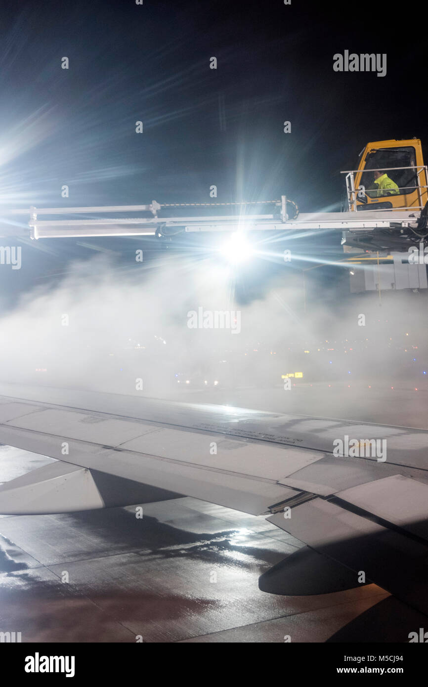 Aeroplano de-icing all'aeroporto di Francoforte, Germania Foto Stock