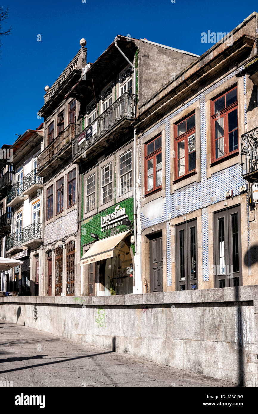 Vecchie case nel centro storico di Porto, Portogallo Foto Stock