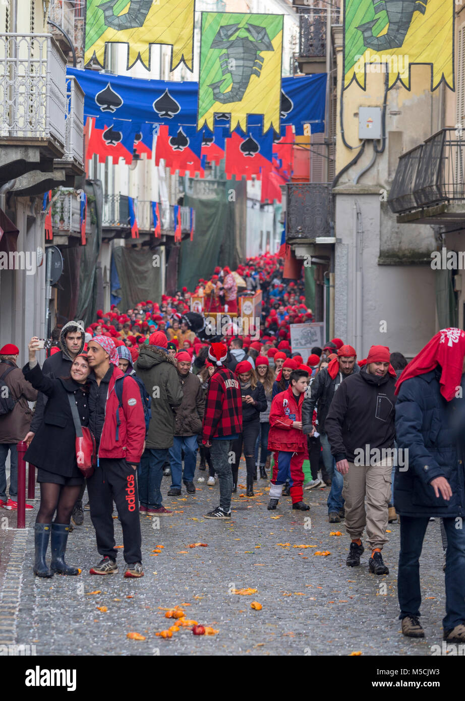 IVREA, Italia - 11 febbraio 2018: i partecipanti della battaglia delle arance durante il carnevale storico di Ivrea, Italia. Foto Stock