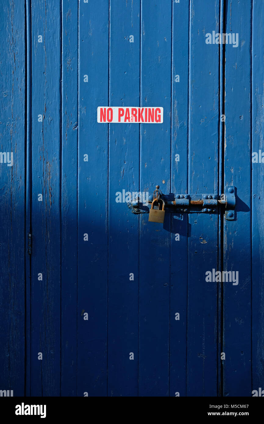 Nessun segno di parcheggio sulla porta. Foto Stock