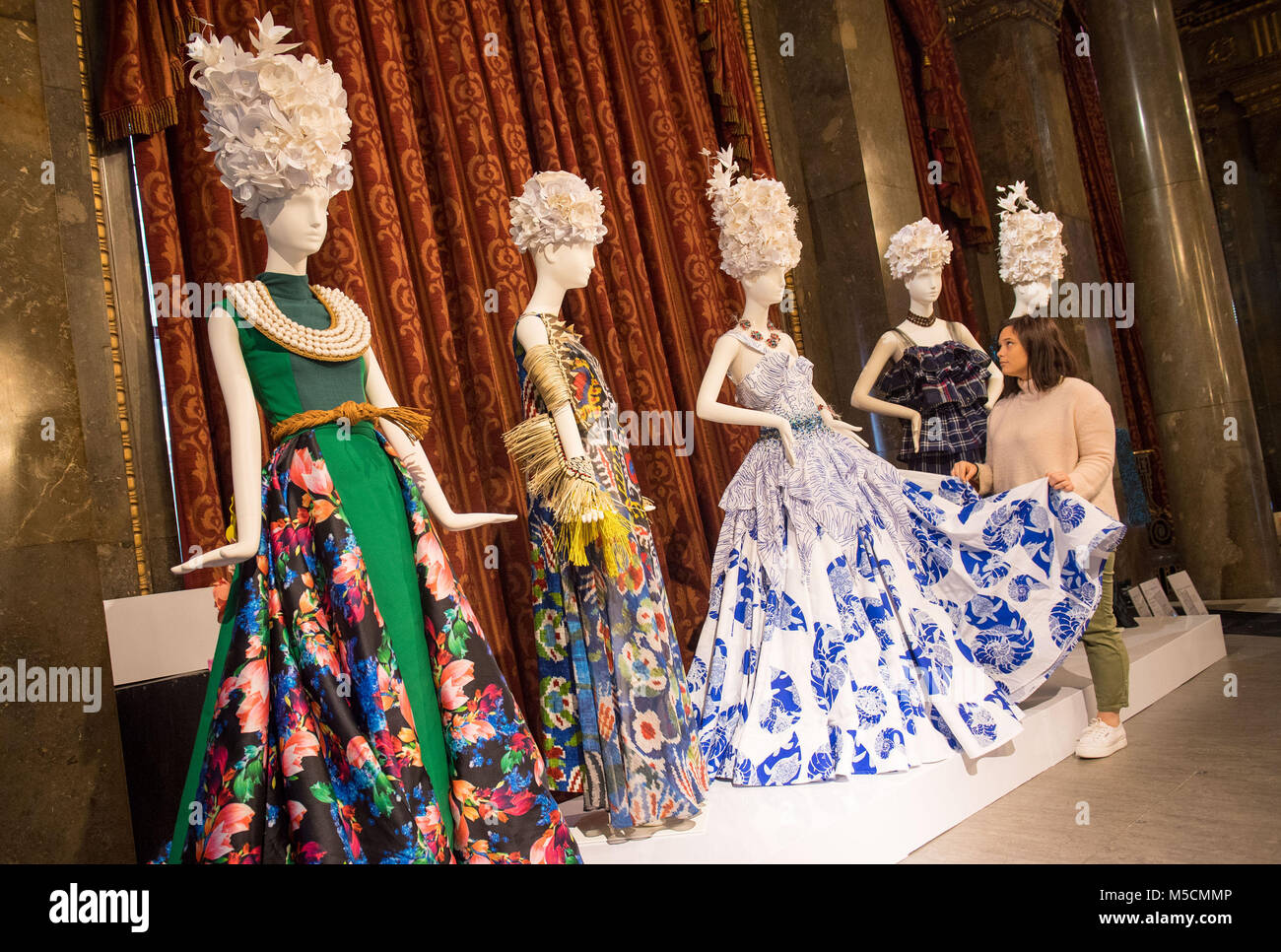 Valeria Monfredini regola un abito realizzato in collaborazione del designer Theodore Elyett e gioielliere Catherine Rocheford, sia dalle Bahamas, sul display al Commonwealth Fashion Exchange exhibition in Australia House, Londra. La mostra che presenta i partenariati tra alcuni del Commonwealth più famosi designer e produttori artigianali, corre dal 22 febbraio al 6 marzo. Foto Stock