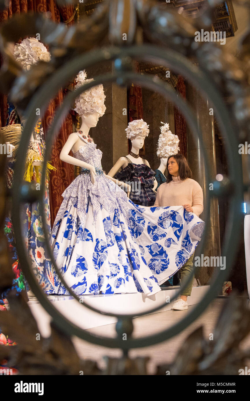 Valeria Monfredini regola un abito realizzato in collaborazione del designer Theodore Elyett e gioielliere Catherine Rocheford, sia dalle Bahamas, sul display al Commonwealth Fashion Exchange exhibition in Australia House, Londra. La mostra che presenta i partenariati tra alcuni del Commonwealth più famosi designer e produttori artigianali, corre dal 22 febbraio al 6 marzo. Foto Stock