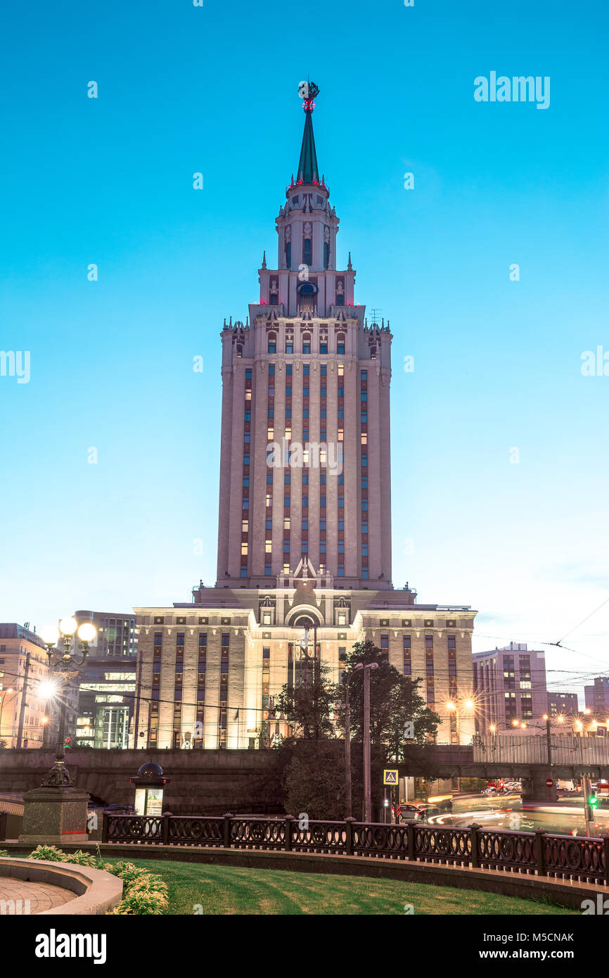 Moderno grattacielo nel centro di Mosca di notte, Russia Foto Stock