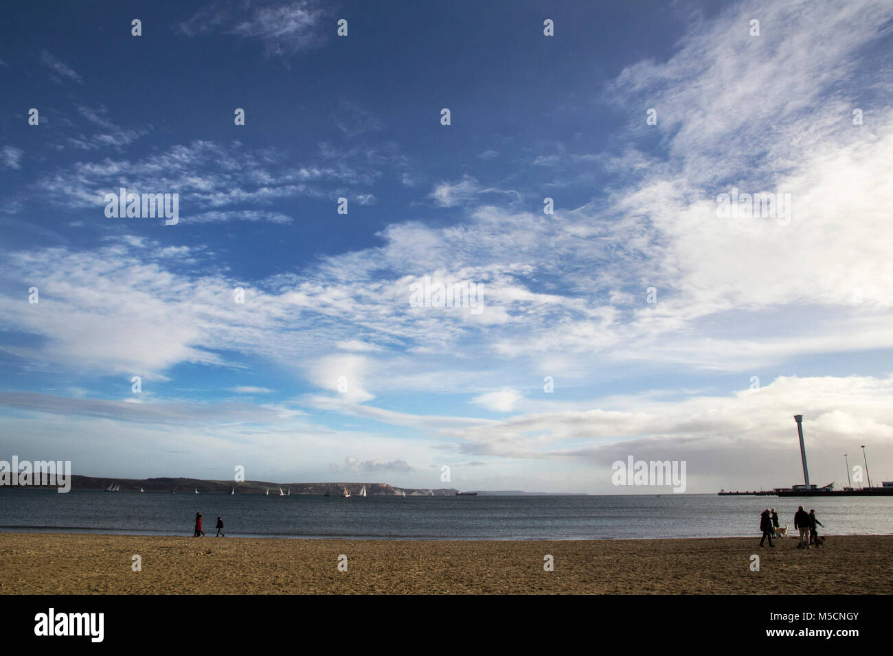 WEYMOUTH DORSET, Regno Unito - 26 dicembre. 2017. Nuvole temporalesche intorno al "Jurassic skyline' torre di osservazione a Weymouth, una città costiera nella contea di fare Foto Stock